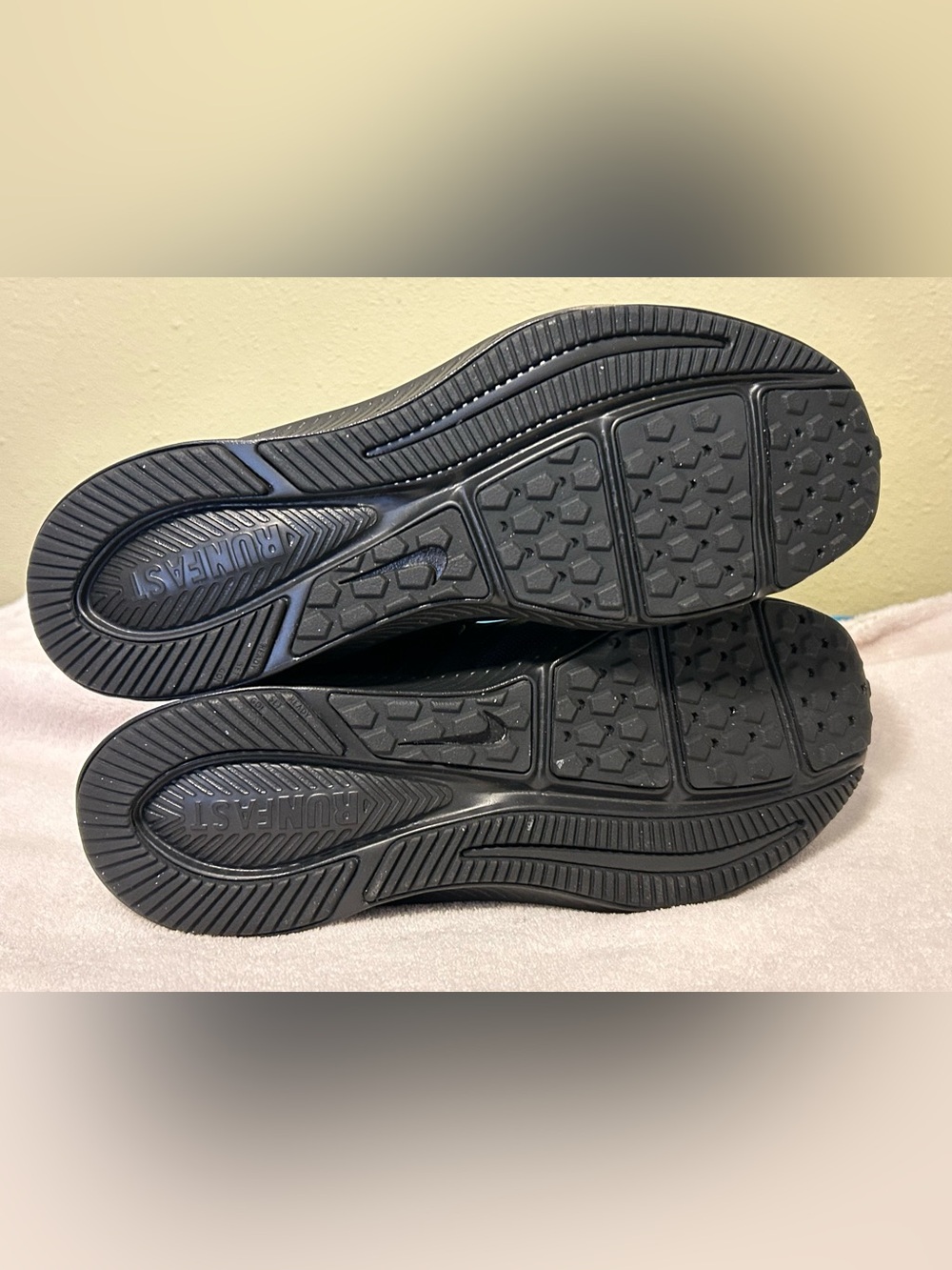 NEW Nike Star Runner Youth Triple Black Low-Top Athletic Sneakers - Picture 4 of 4